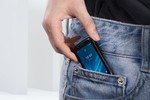 Smartphone nhỏ nhất thế giới, ngang kích cỡ... thẻ ATM