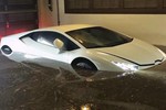 Siêu xe Lamborghini Huracan “chết chìm” trong biển nước