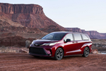 Toyota Sienna 2021 mới từ 819 triệu đồng, đấu Kia Sedona