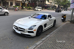 Ngắm siêu phẩm Mercedes-AMG SLS hàng hiếm lăn bánh ở Sài Gòn