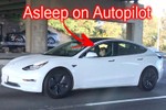 Tesla bị truy vấn chưa triệu hồi xe lỗi hệ thống tự lái Autopilot