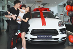 Cận cảnh xe siêu sang Porsche 911 của vợ chồng Trang Lou và Tùng Sơn