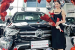 Người đẹp Lan Phương chi gần 2 tỷ đồng tậu Mercedes-Benz GLC 