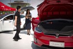 Tesla mạnh tay giảm giá xe điện khiến hàng loạt đối thủ "theo đuôi"