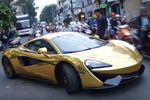 Siêu xe McLaren 570S chật vật vào showroom Sài Gòn