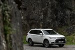 Mitsubishi Outlander phiên bản 2017 máy dầu giá 700 triệu