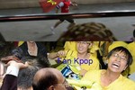 Cuộc chiến không khoan nhượng giữa fan K-Pop và fan bóng đá