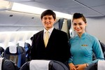 Vietnam Airlines trình diễn đồng phục mới trên máy bay