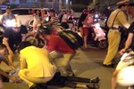 Hà Nội: “Taxi điên” đâm hàng loạt xe máy trên cầu vượt Thái Hà