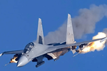 Su-35 quần thảo ở độ cao thấp, pháo binh Nga bắn "đỏ nòng"