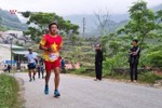 Ông Đoàn Ngọc Hải như siêu nhân, vừa chạy xe lại “nuốt” 42km marathon