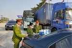 300 tấn hàng nghi lậu “tuồn” qua chính ngạch: Trách nhiệm chủ hàng?