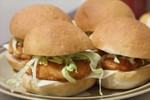 Làm bánh mì burger tôm cho bữa sáng