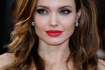 Bí quyết giúp Angelina Jolie trẻ đẹp như gái 20 sau ly hôn 