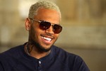 Rapper Chris Brown bị bắt vì dí súng vào đầu hoa hậu