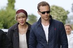 Tom Hiddleston khẳng định anh mới là người “đá” Taylor Swift