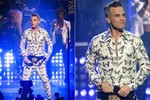 Robbie Williams thản nhiên khoe quần chip trên sân khấu