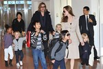 Angelina Jolie bị tố dùng con chống lại Brad Pitt