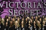 Hàng chục người mẫu phấn khích chuẩn bị cho show Victoria’s Secret