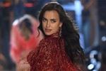 Siêu mẫu ôm bụng bầu vẫn sải bước tại Victoria’s Secret Show