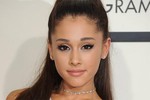 Ariana Grande suy sụp sau vụ nổ bom trong show diễn ở Anh