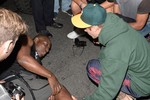 Justin Bieber đâm ô tô vào paparazzi, gây náo loạn đường phố