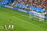 Sau Messi, Ronaldo bị chế ảnh hài hước vì sút hỏng penalty