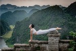 Thiếu nữ gây tranh cãi với tư thế tập yoga nơi hiểm trở