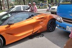 Siêu xe McLaren 720S va chạm với xe buýt, hông xe móp méo