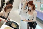 Nàng hot girl vô tư mặc hở trên tàu, diện nội y nấu ăn