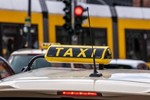 Chê tiền taxi quá đắt, cô gái nhảy khỏi xe gặp nạn thảm khốc