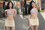 Đỏ mặt hot girl xinh đẹp “mặc như không” khoe dáng khi dạo phố 