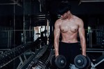 Tập gym về muộn, nam thanh niên bị cụ bà quấy rối 