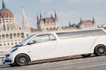 Limousine kỳ dị nhất thế giới với “eo thon” và 6 bánh 