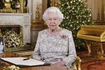 Nữ hoàng Anh Elizabeth II được dạy học tại cung điện thế nào?