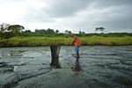 Kinh ngạc hồ nước chứa hàng triệu tấn "vàng đen", khai thác mãi không hết 