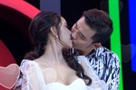 Hoa khôi Thanh lịch “khóa môi” trai lạ trong gameshow gây bão mạng là ai?