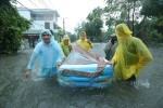 Trời không chiều lòng người, chú rể "bơi" sang nhà cô dâu trong đám hỏi