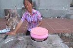 Bà Tân Vlog làm bánh gato và bị dân mạng soi về điều này