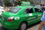 Taxi Mai Linh đâm CSGT, dân ném đá mới chịu dừng