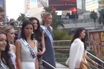 Hành động gây tranh cãi của Phạm Hương tại Miss Universe 2015