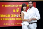 Ảnh đăng ký kết hôn "bất thường" của Hà Anh và chồng Tây