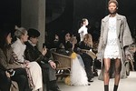 Người mẫu Hoàng Thùy ngồi hàng đầu xem show Burberry tại London