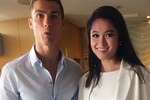 Thùy Dung tươi như hoa chụp ảnh cùng Ronaldo tại châu Âu