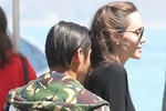 Angelina Jolie và cậu con trai nuôi Pax Thiên vui vẻ đi ăn trưa