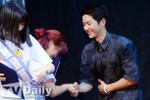 Song Joong Ki tươi tắn sau khi lộ bằng chứng yêu Song Hye Kyo