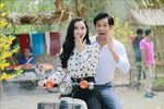 Hà Thu chở Thanh Thức đi chợ quê bằng xe máy