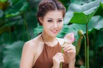 Mê mẩn ảnh diễn viên Thanh Hương mặc áo yếm chụp bên sen 