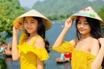 MC Quyền Linh khoe ảnh hai con gái xinh đẹp, cao vượt bố