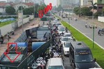 Nhiều “lô cốt” dự án nước thải vắng công nhân, gây tắc đường